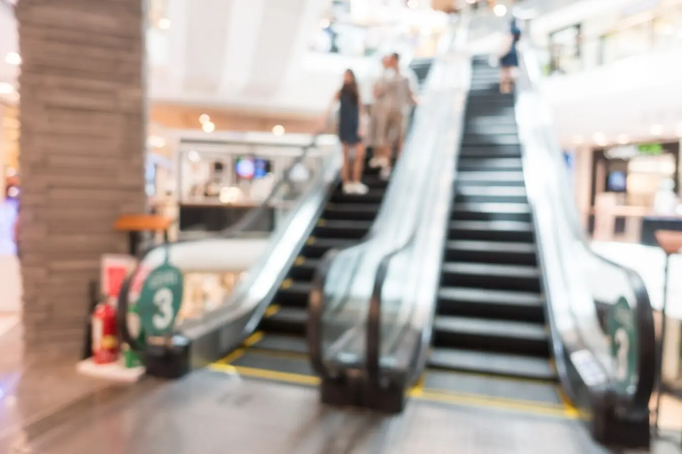 Verschwommene Rolltreppe von unten betrachtet.